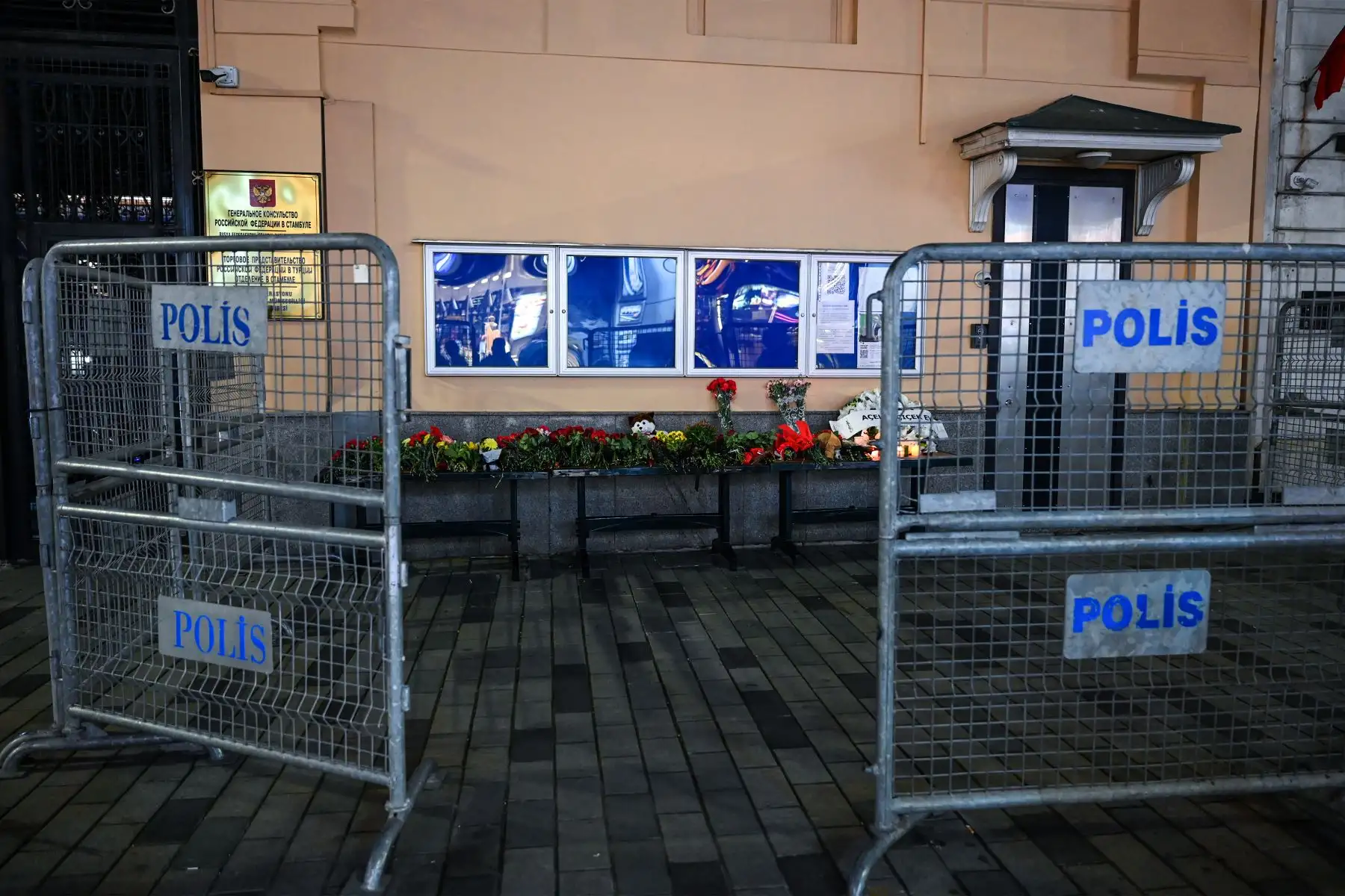 Se colocaron flores y se encendieron velas en un monumento improvisado frente al consulado ruso en Estambul, un día después de un ataque mortal por parte de hombres armados en una sala de conciertos de Moscú que mató a más de 130 personas e hirió a decenas más. Foto: AFP