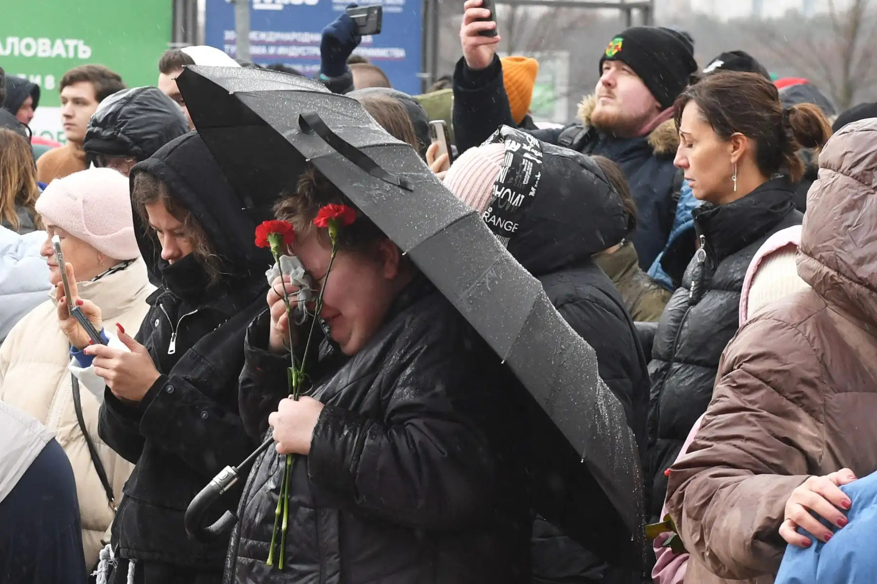 Una mujer llora en un monumento improvisado frente al Ayuntamiento de Crocus en Krasnogorsk el 24 de marzo de 2024, mientras Rusia celebra un día nacional de luto después de una masacre que mató a más de 130 personas. Foto: AFP