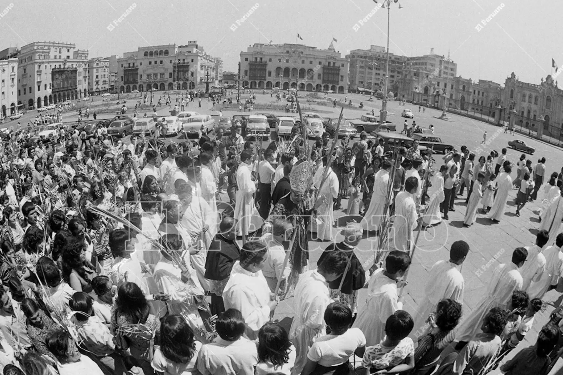 Lima - 8 abril 1978 / El cardenal Juan Landázuri Ricketts y cientos de fieles católicos recorren el atrio de la Catedral de Lima luego de la misa de Domingo de Ramos donde se cumplió con la tradicional bendición de las palmas recordando el ingreso triunfal de Jesucristo a Jerusalén.  Foto: Archivo Histórico de El Peruano / Rolando Ángeles