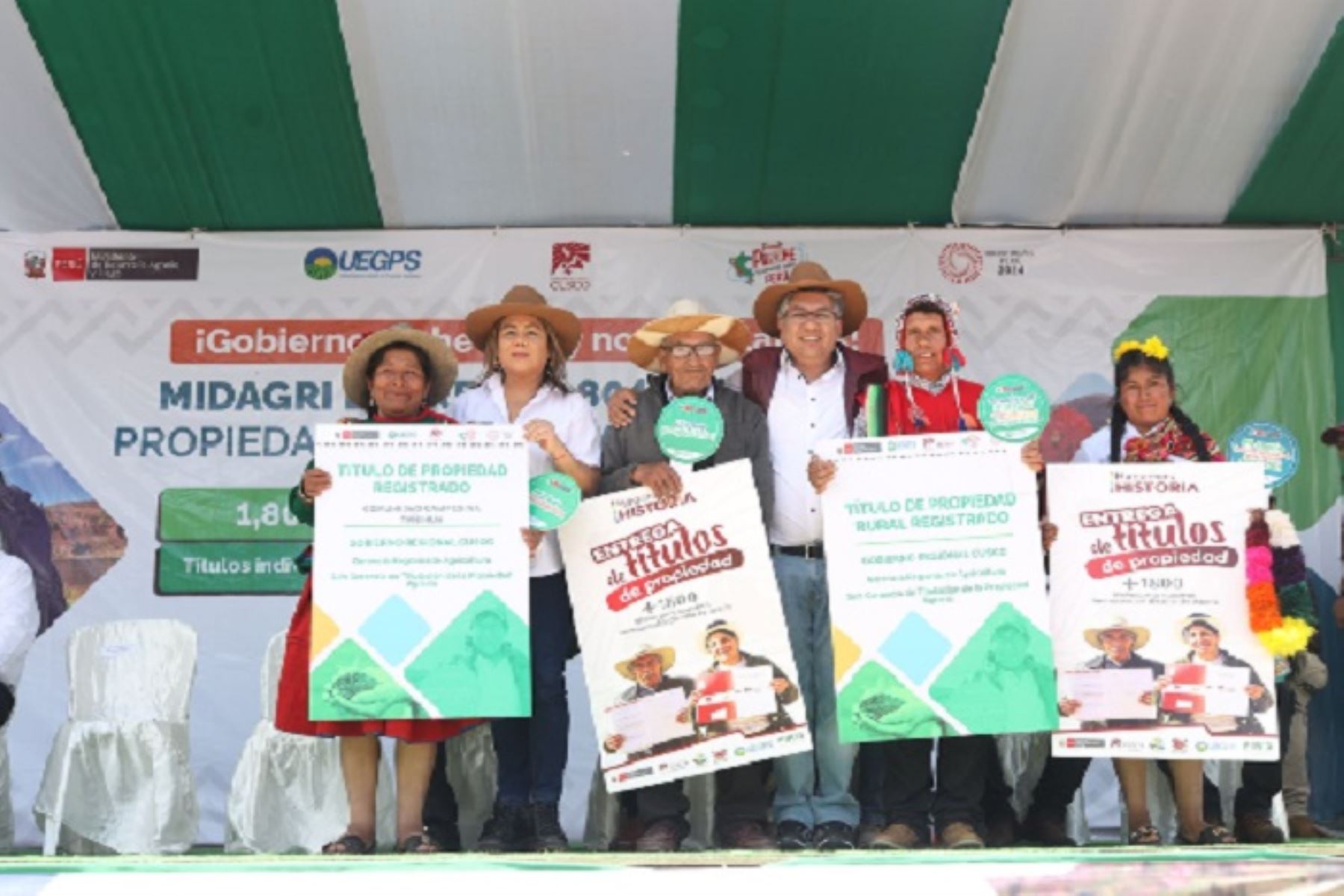 La ministra Jennifer Conrteras entregó hoy más de 1,800 títulos de propiedad rural en el distrito de Huaro, provincia cusqueña de Quispicanch, y uno a la comunidad campesina de Tañihua, en el distrito de Marangani, provincia de Canchis. ANDINA/Difusión
