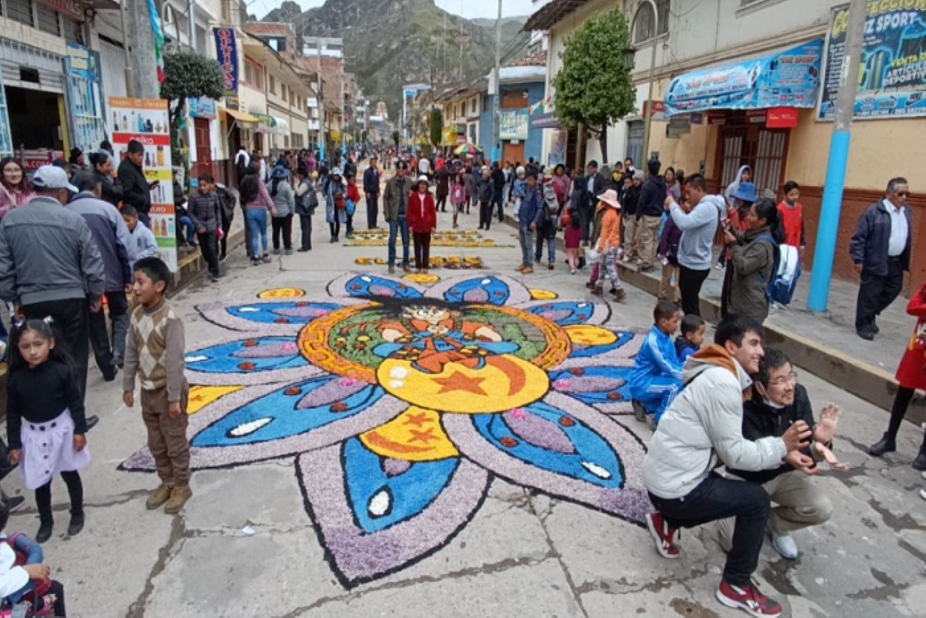 Las alfombras que engalanaron la procesión de Jesús en Huancavelica se caracterizan por el uso de recursos naturales como parte de la agricultura y la textilería de la zona.