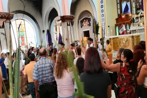 El acto de llevar ramos al inicio de la Semana Santa simboliza la victoria, humildad y realeza de Jesús, según la tradición cristiana,