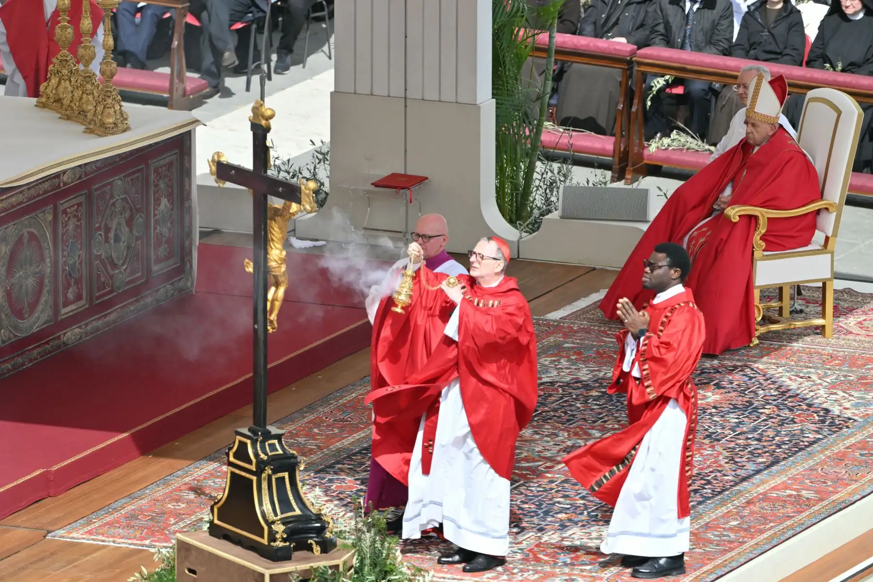 El Papa Francisco (arriba a la derecha) preside la misa del Domingo de Ramos en la plaza de San Pedro en el Vaticano. 
Foto: ANDINA/AFP