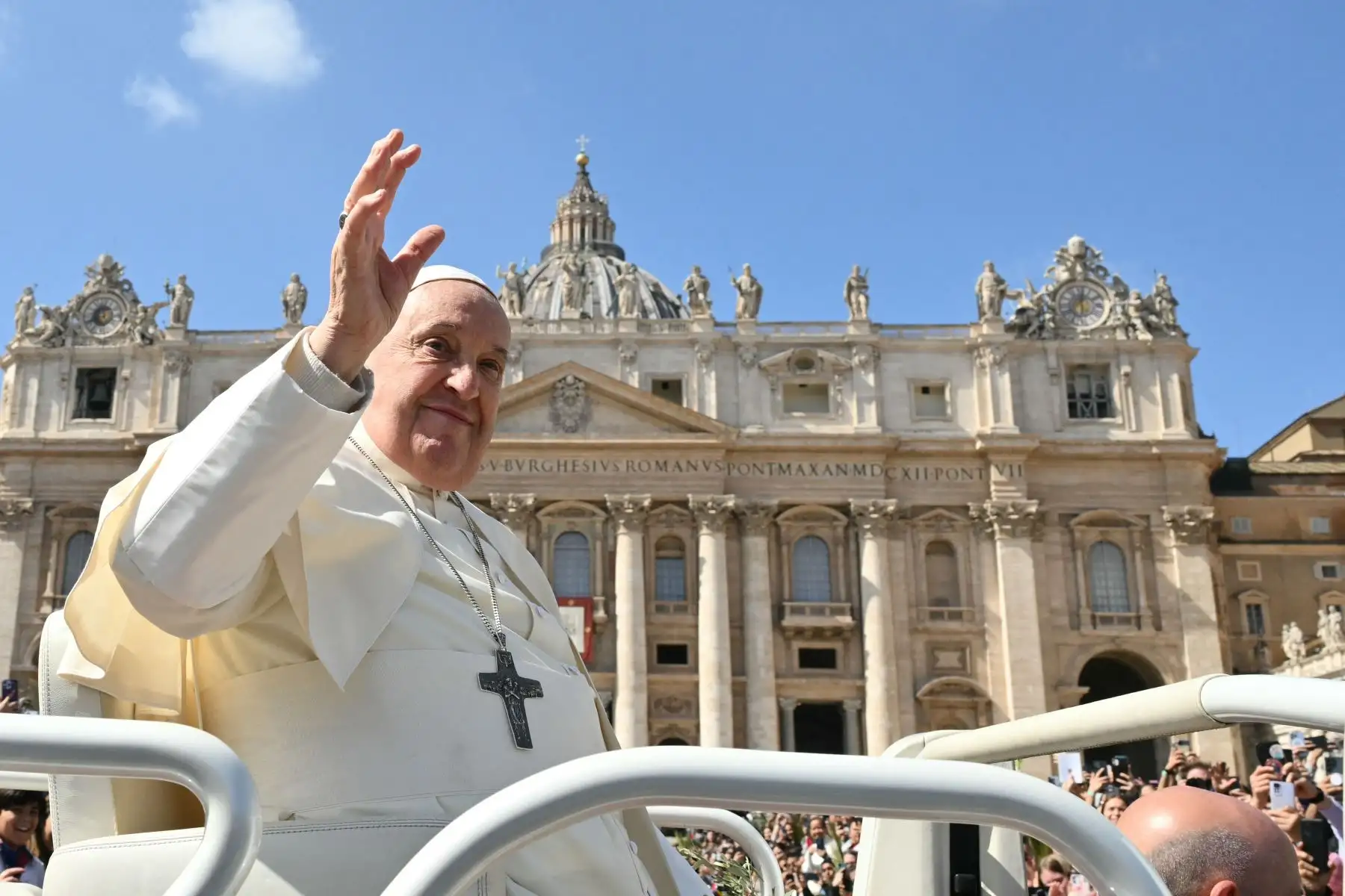 El Papa Francisco saluda a la multitud desde el papamóvil al final de la misa del Domingo de Ramos en la plaza de San Pedro en el Vaticano. Foto: ANDINA/AFP