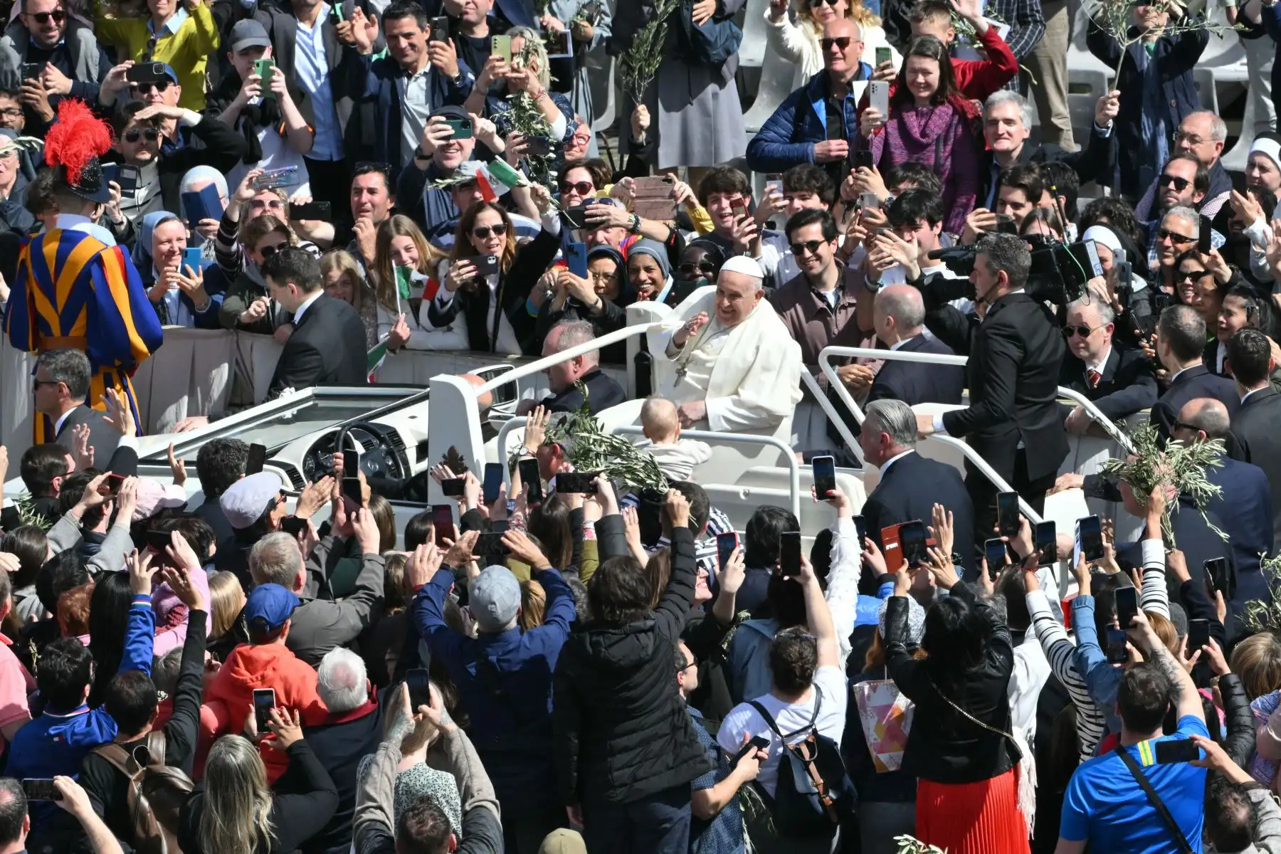 El Papa Francisco saluda a la multitud desde el papamóvil al final de la misa del Domingo de Ramos en la plaza de San Pedro en el Vaticano. Foto: ANDINA/AFP