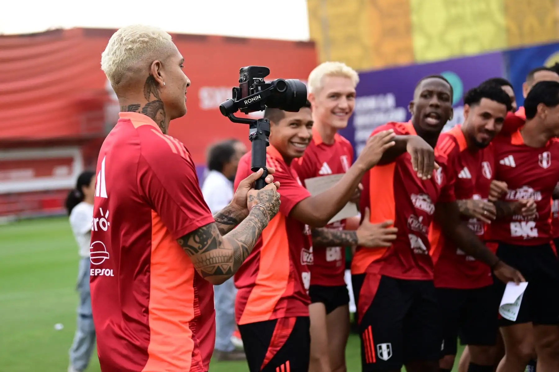 Paolo Guerrero, en entrenamientos de la Selección Peruana, pensado ya en lo que será el próximo partido amistoso ante República Dominicana. Foto: Difusión
