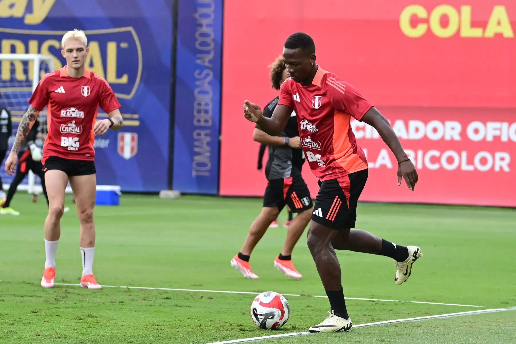 Luis Advíncula, en entrenamientos de la Selección Peruana, pensado ya en lo que será el próximo partido amistoso ante República Dominicana. Foto: Difusión