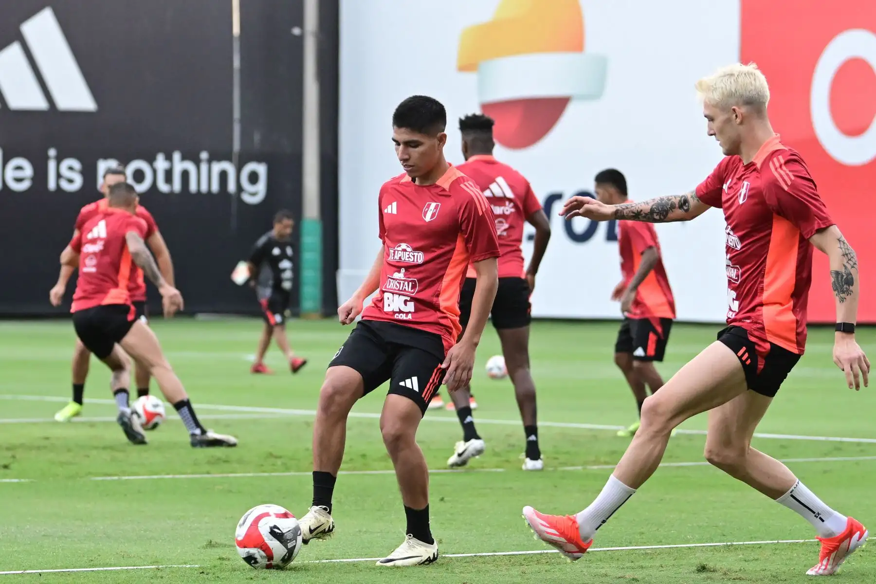 Oliver Sonne, en entrenamientos de la Selección Peruana, pensado ya en lo que será el próximo partido amistoso ante República Dominicana. Foto: Difusión