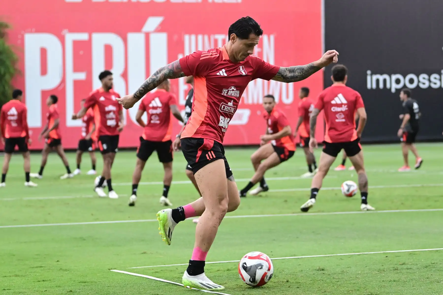 Gianluca Lapadula, en entrenamientos de la Selección Peruana, pensado ya en lo que será el próximo partido amistoso ante República Dominicana. Foto: Difusión