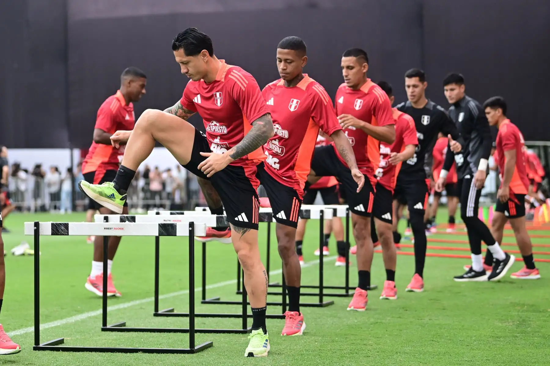 Gianluca Lapadula, en entrenamientos de la Selección Peruana, pensado ya en lo que será el próximo partido amistoso ante República Dominicana. Foto: Difusión