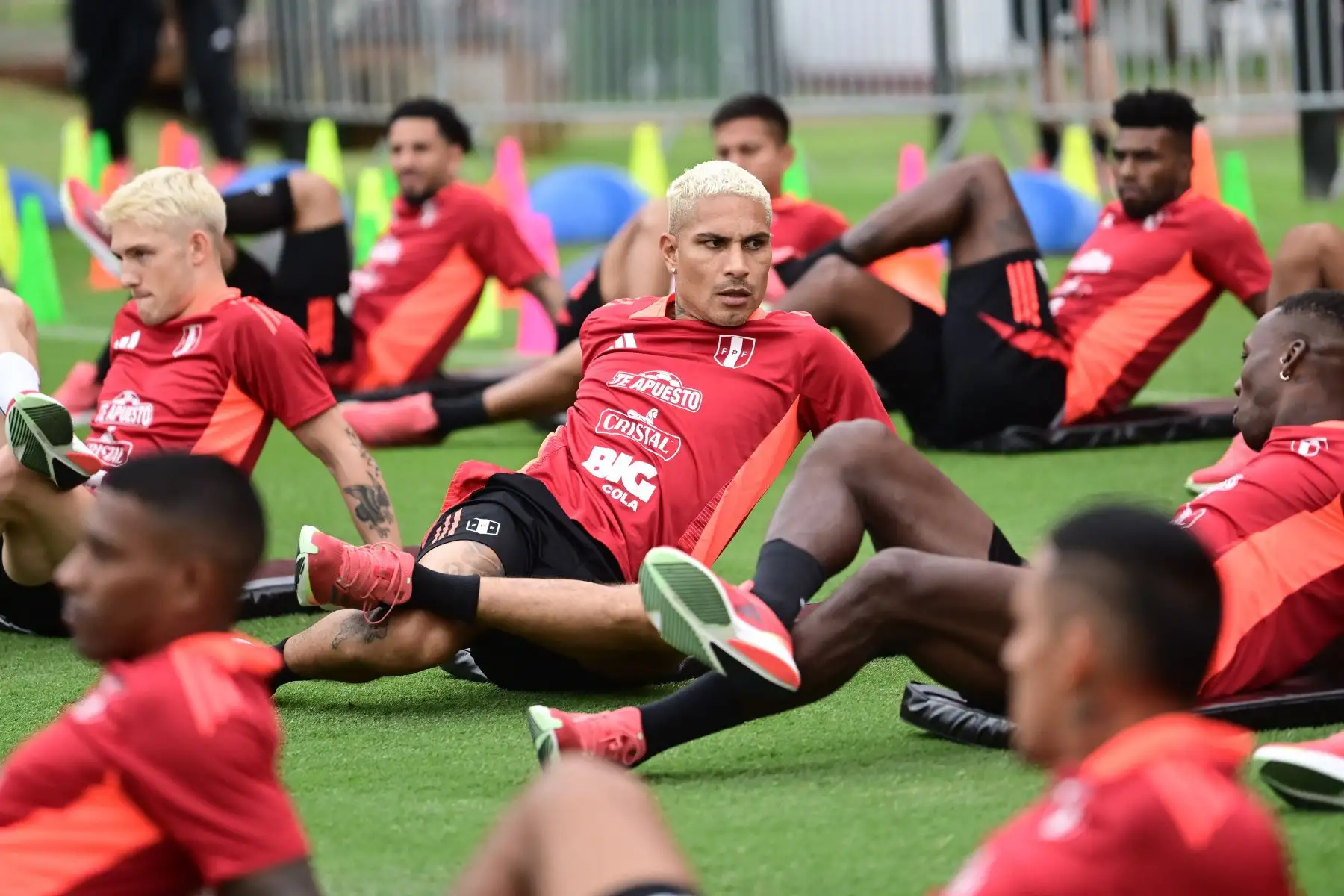 Paolo Guerrero, en entrenamientos de la Selección Peruana, pensado ya en lo que será el próximo partido amistoso ante República Dominicana. Foto: Difusión
