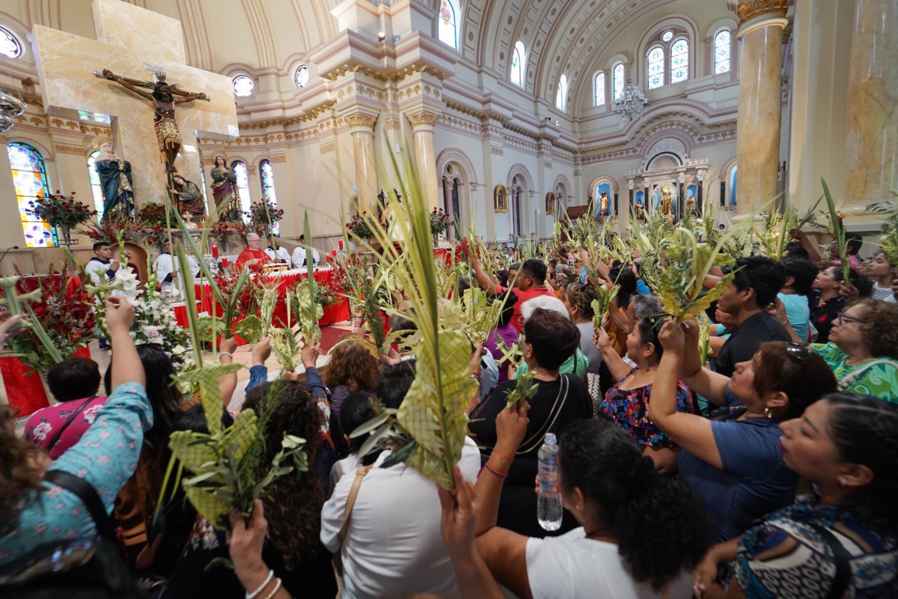 Cientos de feligreses participaron del Domingo de Ramos en el templo del Señor de Luren, donde se realizó la tradicional misa y bendición de las palmas. Foto: Genry Bautista