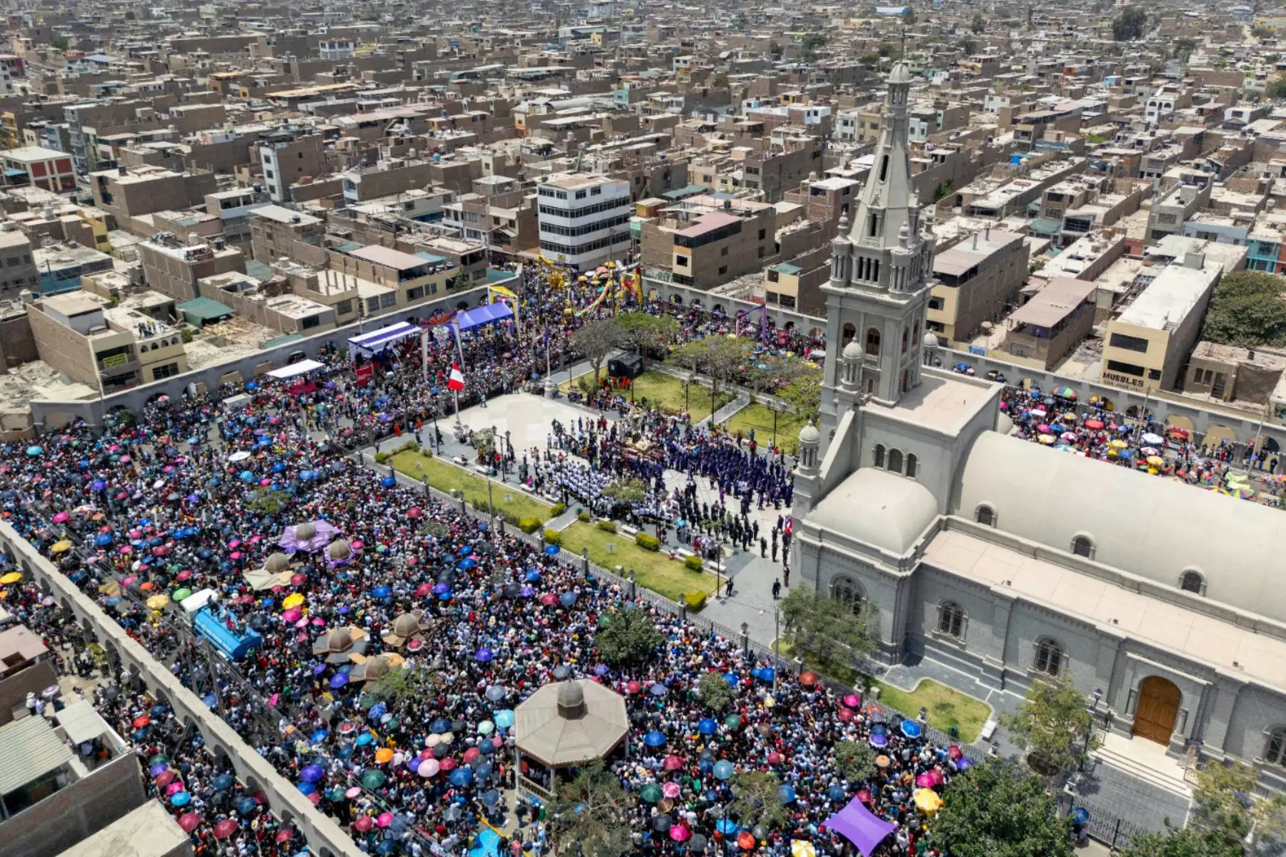 Cientos de feligreses participaron del Domingo de Ramos en el templo del Señor de Luren, donde se realizó la tradicional misa y bendición de las palmas. Foto: Genry Bautista