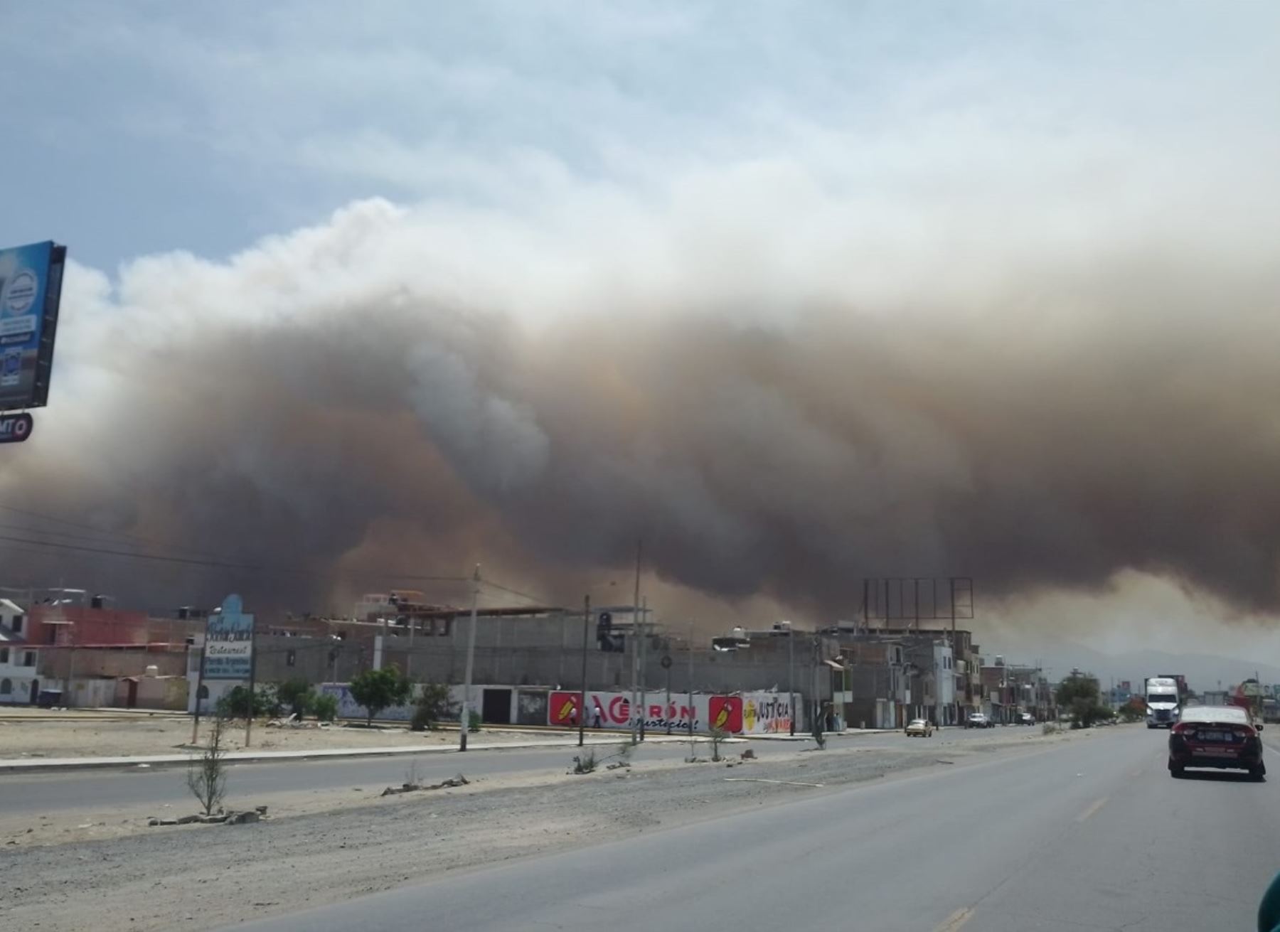 Cientos de pobladores de diversas zonas del distrito ancashino de Nuevo Chimbote se vieron afectados por la densa humareda que se generó por el incendio forestal que se registró ayer en los humedales de Villa María. ANDINA/Difusión