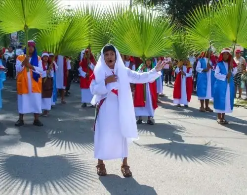 Cerca de 200 niños y jóvenes participaron de la escenificación de la entrada de Jesús a Nazareth en el distrito de Reque, en Lambayeque.