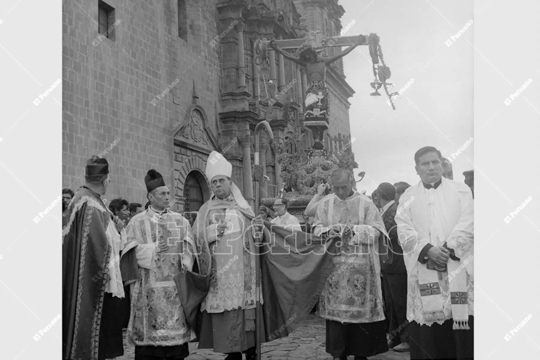 Cusco - 20 marzo 1978 / La tradicional procesión del Señor de los Temblores de Lunes Santo marca el día central de la Semana Santa en Cusco. La fe movilizó a miles de cusqueños de toda condición social que acompañaron la sagrada imagen de su Patrón Jurado. Foto: Archivo Histórico de El Peruano / Humberto Romaní