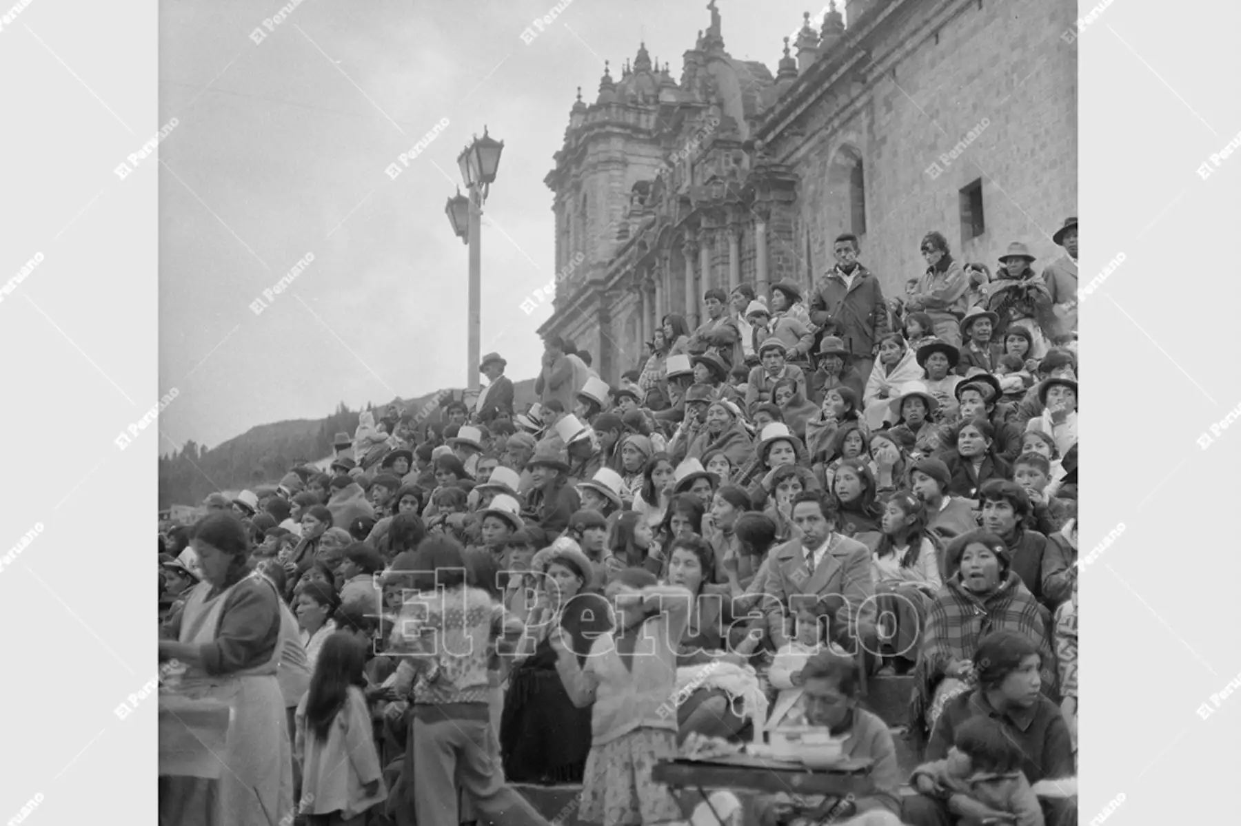 Cusco - 20 marzo 1978 / La tradicional procesión del Señor de los Temblores de Lunes Santo marca el día central de la Semana Santa en Cusco. La fe movilizó a miles de cusqueños de toda condición social que acompañaron la sagrada imagen de su Patrón Jurado. Foto: Archivo Histórico de El Peruano / Humberto Romaní