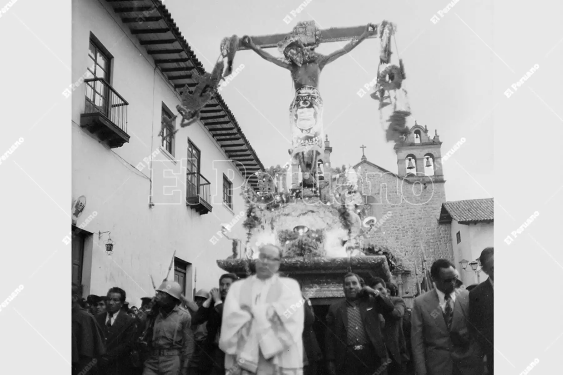Cusco - 20 marzo 1978 / La tradicional procesión del Señor de los Temblores de Lunes Santo marca el día central de la Semana Santa en Cusco. La fe movilizó a miles de cusqueños de toda condición social que acompañaron la sagrada imagen de su Patrón Jurado. Foto: Archivo Histórico de El Peruano / Humberto Romaní