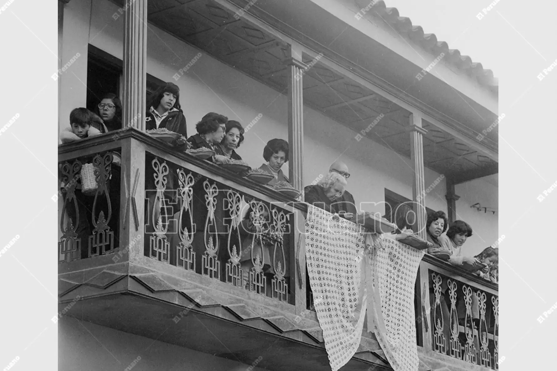Cusco - 20 marzo 1978 / La tradicional procesión del Señor de los Temblores de Lunes Santo marca el día central de la Semana Santa en Cusco. La fe movilizó a miles de cusqueños de toda condición social que acompañaron la sagrada imagen de su Patrón Jurado. Foto: Archivo Histórico de El Peruano / Humberto Romaní