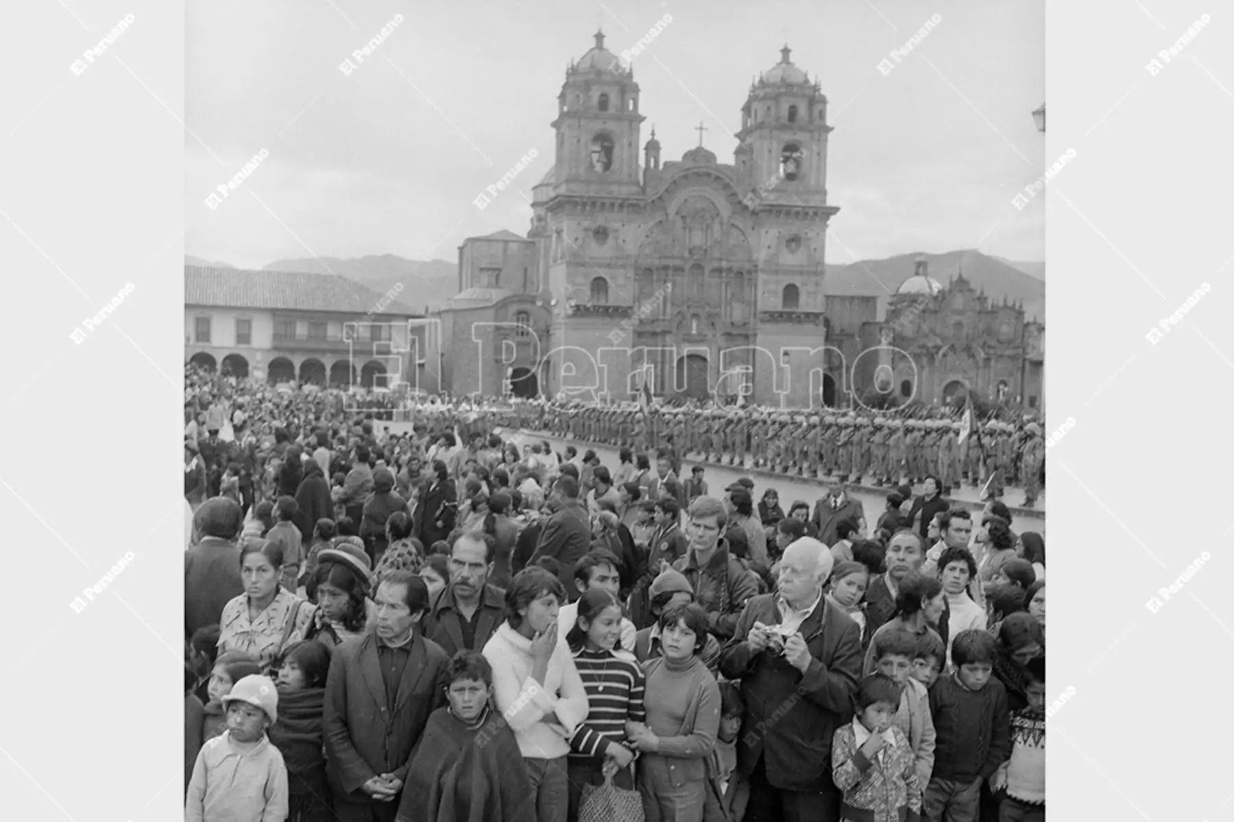 Cusco - 20 marzo 1978 / La tradicional procesión del Señor de los Temblores de Lunes Santo marca el día central de la Semana Santa en Cusco. La fe movilizó a miles de cusqueños de toda condición social que acompañaron la sagrada imagen de su Patrón Jurado. Foto: Archivo Histórico de El Peruano / Humberto Romaní