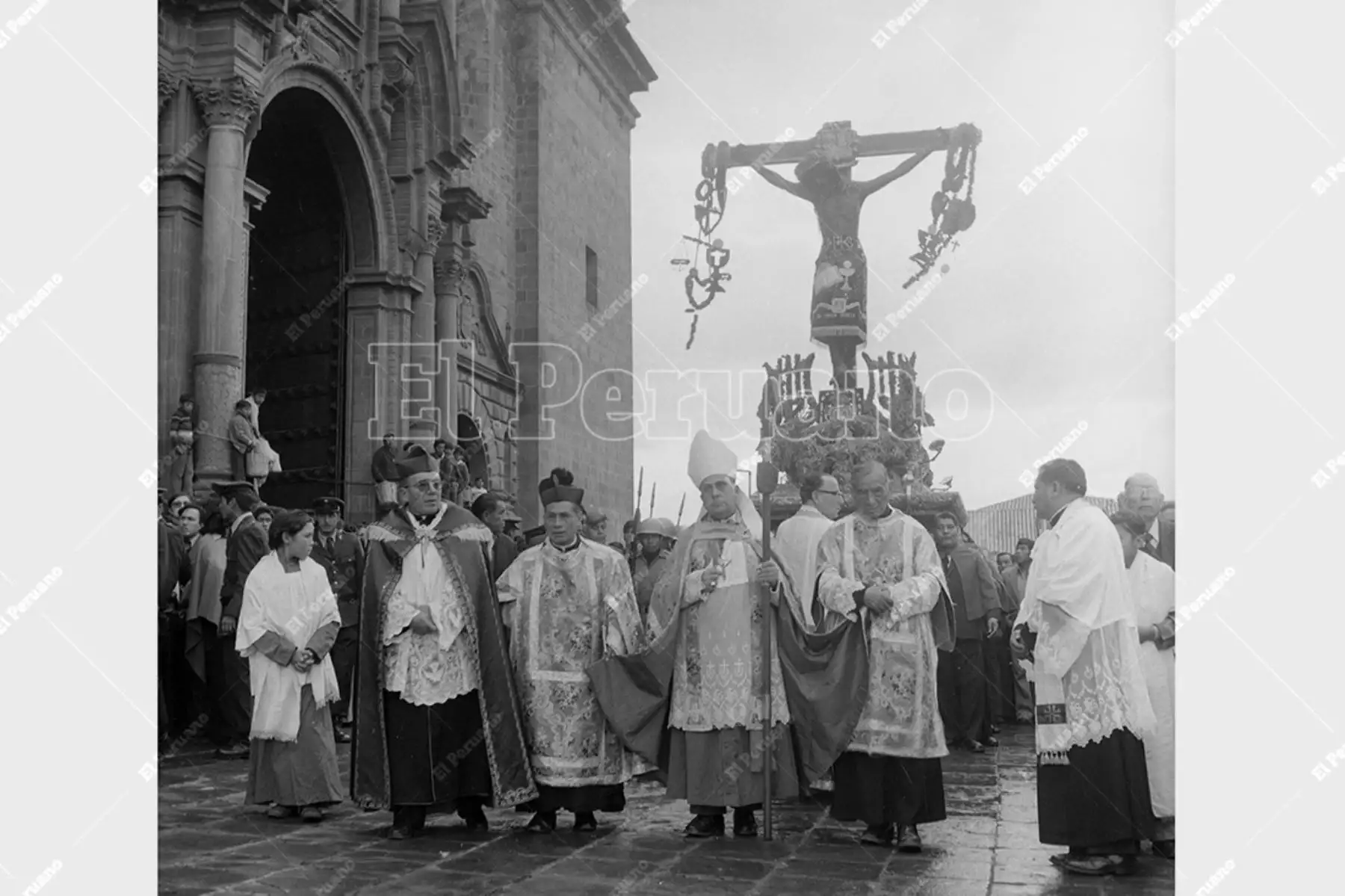 Cusco - 20 marzo 1978 / La tradicional procesión del Señor de los Temblores de Lunes Santo marca el día central de la Semana Santa en Cusco. La fe movilizó a miles de cusqueños de toda condición social que acompañaron la sagrada imagen de su Patrón Jurado. Foto: Archivo Histórico de El Peruano / Humberto Romaní