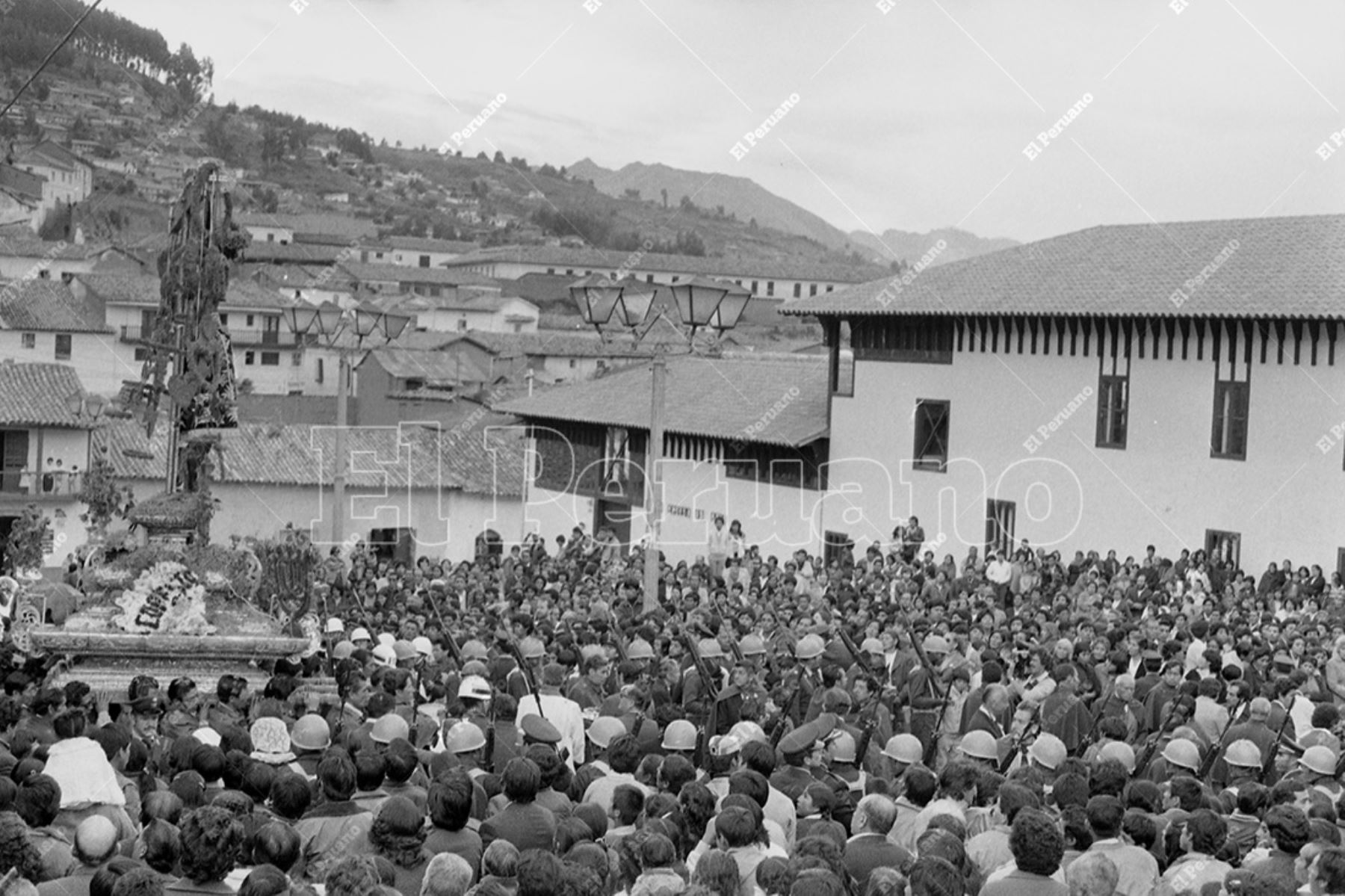 Cusco - 1 abril 1985 / Miles de cusqueños colman una plaza de la ciudad en la tradicional procesión del Señor de los Temblores en Lunes Santo. Foto: Archivo Histórico de El Peruano / José Risco