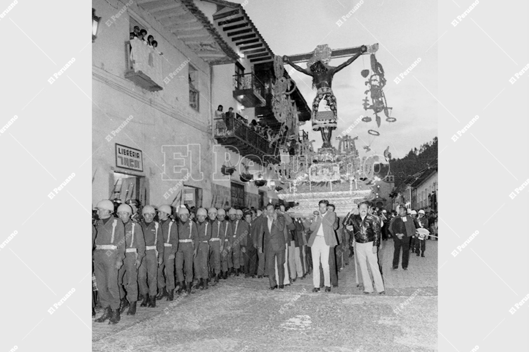 Cusco - 1 abril 1985 / Las estrechas calles del Cusco dan paso a la tradicional procesión del Señor de los Temblores en Lunes Santo.  Foto: Archivo Histórico de El Peruano / José Risco