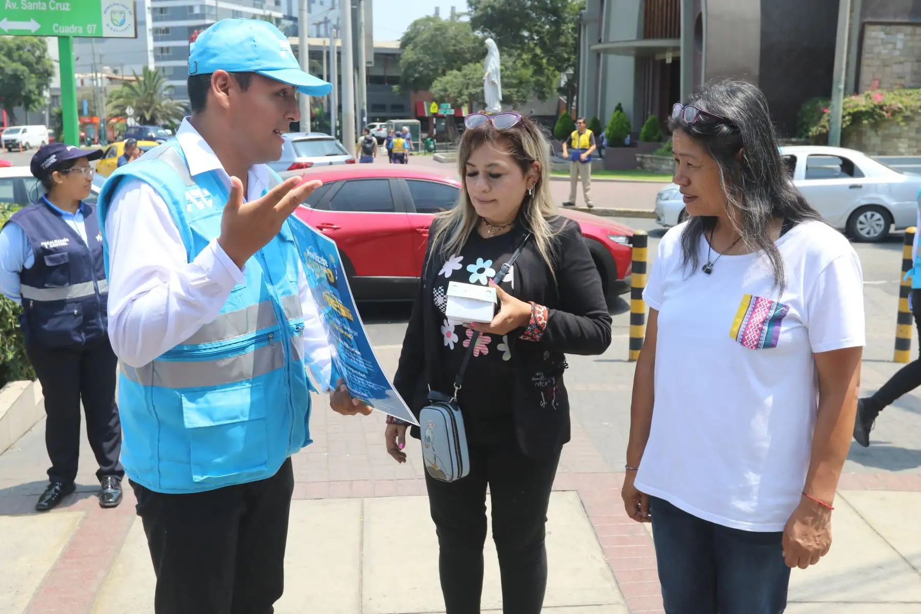 En el marco de la campaña “Movilízate Seguro” y ante la cercanía de los feriados  por Semana Santa, la Autoridad del Transporte Urbano para Lima y Callao (ATU) explica a los ciudadanos cómo pueden reconocer un vehículo autorizado para brindar el servicio de taxi y tener un viaje seguro. Foto: ANDINA/Héctor Vinces