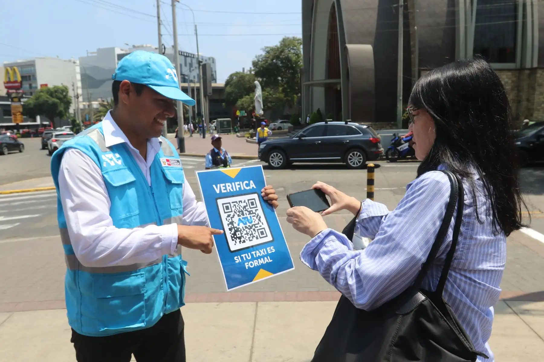 En el marco de la campaña “Movilízate Seguro” y ante la cercanía de los feriados  por Semana Santa, la Autoridad del Transporte Urbano para Lima y Callao (ATU) explica a los ciudadanos cómo pueden reconocer un vehículo autorizado para brindar el servicio de taxi y tener un viaje seguro. Foto: ANDINA/Héctor Vinces