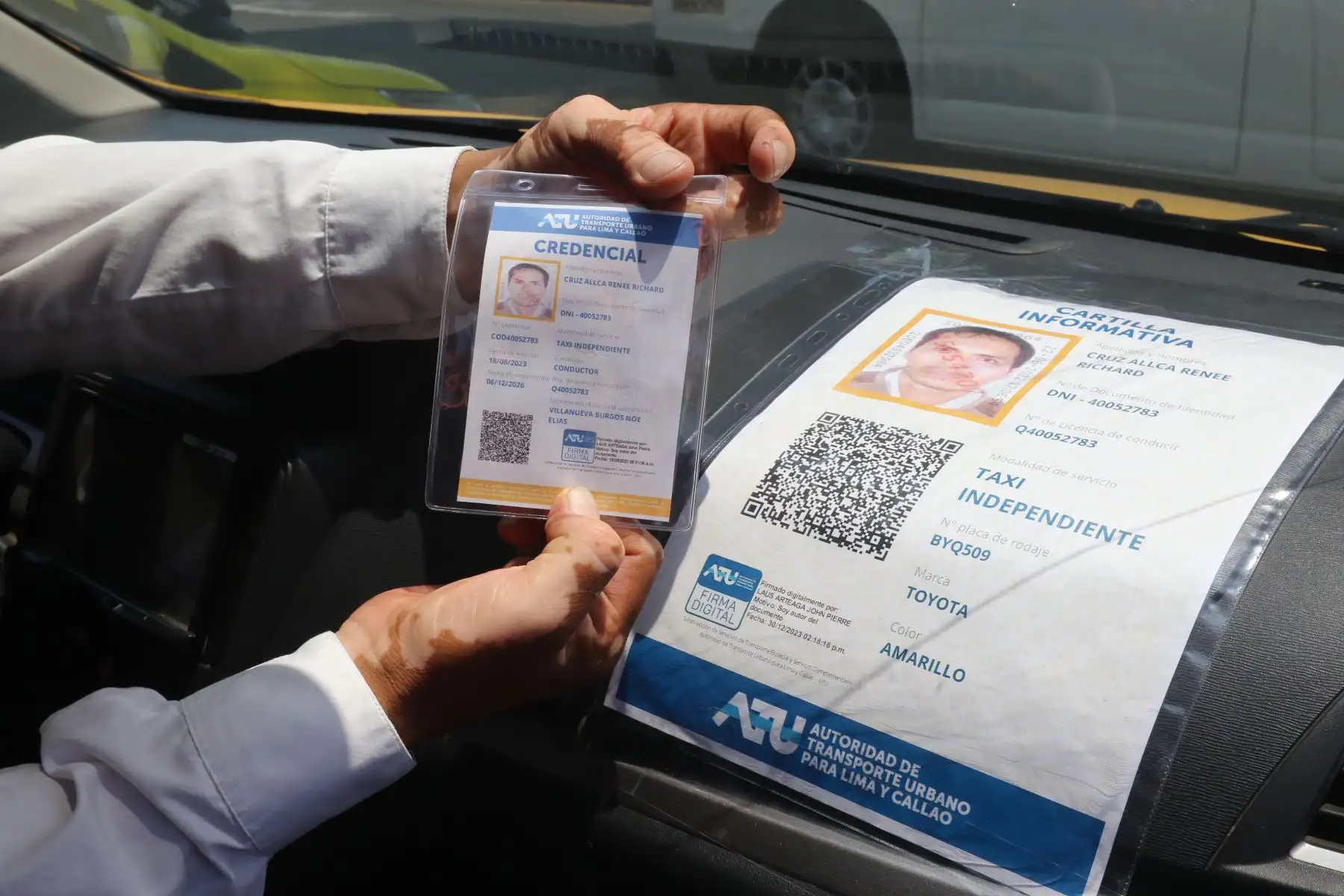 En el marco de la campaña “Movilízate Seguro” y ante la cercanía de los feriados  por Semana Santa, la Autoridad del Transporte Urbano para Lima y Callao (ATU) explica a los ciudadanos cómo pueden reconocer un vehículo autorizado para brindar el servicio de taxi y tener un viaje seguro. Foto: ANDINA/Héctor Vinces