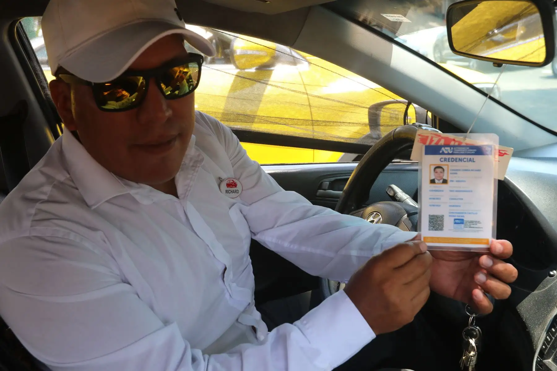 En el marco de la campaña “Movilízate Seguro” y ante la cercanía de los feriados  por Semana Santa, la Autoridad del Transporte Urbano para Lima y Callao (ATU) explica a los ciudadanos cómo pueden reconocer un vehículo autorizado para brindar el servicio de taxi y tener un viaje seguro. Foto: ANDINA/Héctor Vinces