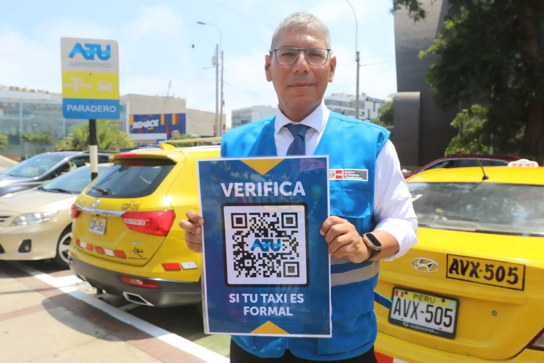 En el marco de la campaña “Movilízate Seguro” y ante la cercanía de los feriados  por Semana Santa, la Autoridad del Transporte Urbano para Lima y Callao (ATU) explica a los ciudadanos cómo pueden reconocer un vehículo autorizado para brindar el servicio de taxi y tener un viaje seguro. Foto: ANDINA/Héctor Vinces