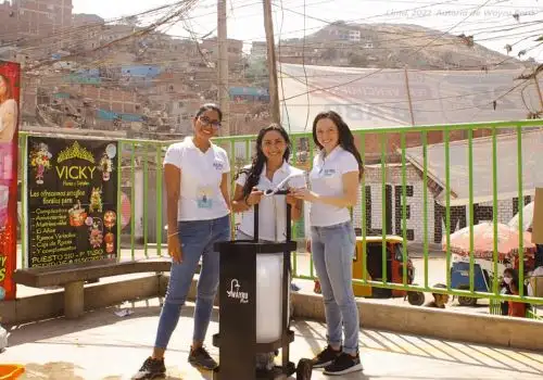 El dispositivo está compuesto por una estructura  metálica que tiene conexiones a un bidón de 55 litros, a una manguera y un cabezal de ducha por donde sale el agua. Foto: Wayru Perú