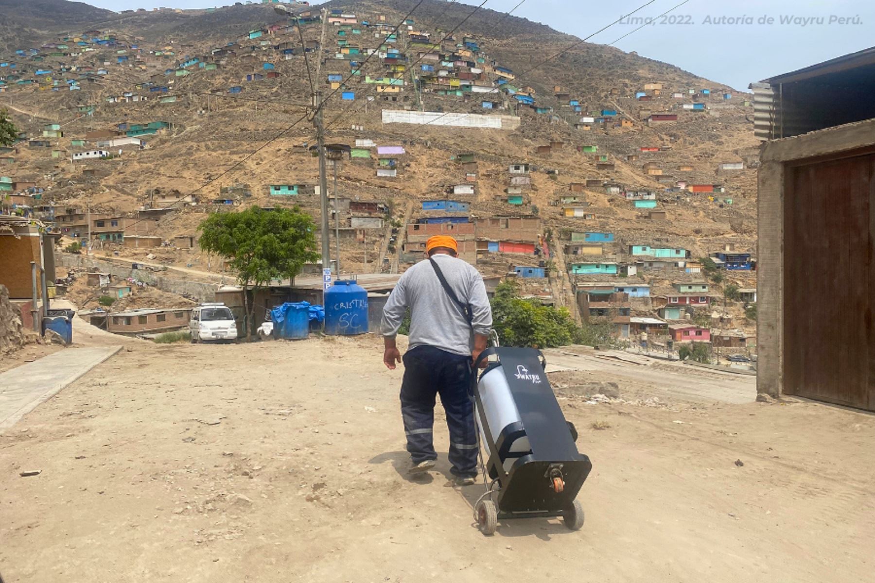 El dispositivo está compuesto por una estructura  metálica que tiene conexiones a un bidón de 55 litros, a una manguera y un cabezal de ducha por donde sale el agua. Foto: Wayru Perú