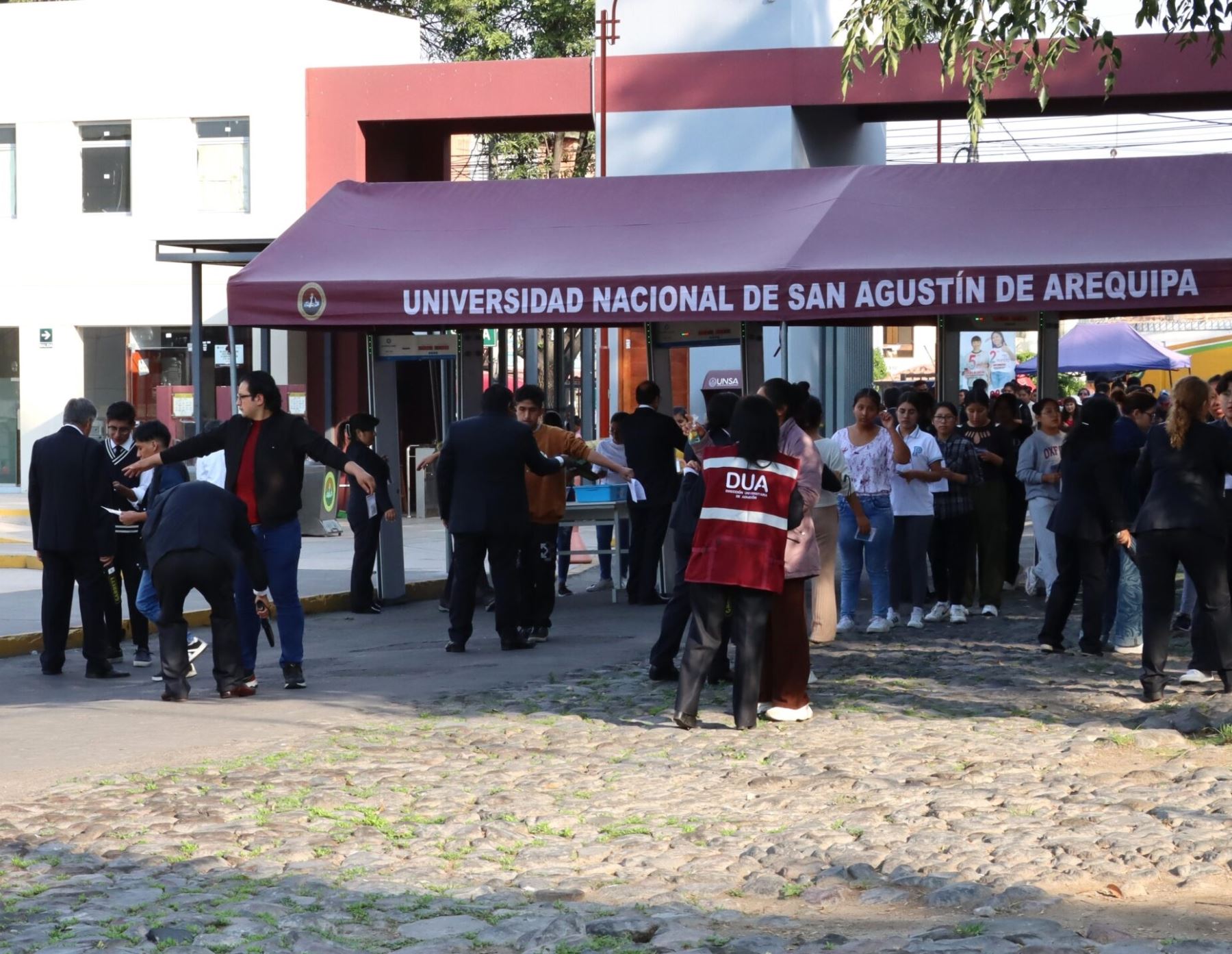 Miles de jóvenes rindieron el examen de admisión a la Universidad Nacional de San Agustín de Arequipa. ANDINA/archivo