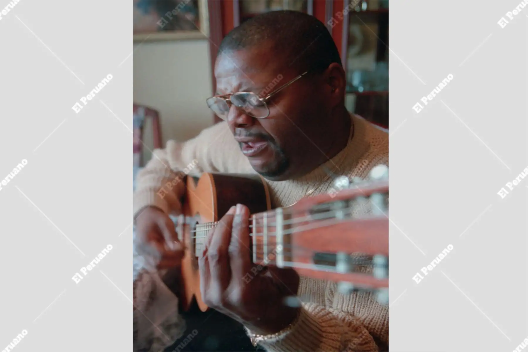Lima - 15 agosto 2000 / Entrevista al cantante de musica criolla, Pepe Vasquez. Foto: Archivo Histórico de El Peruano / Susana Aysanoa