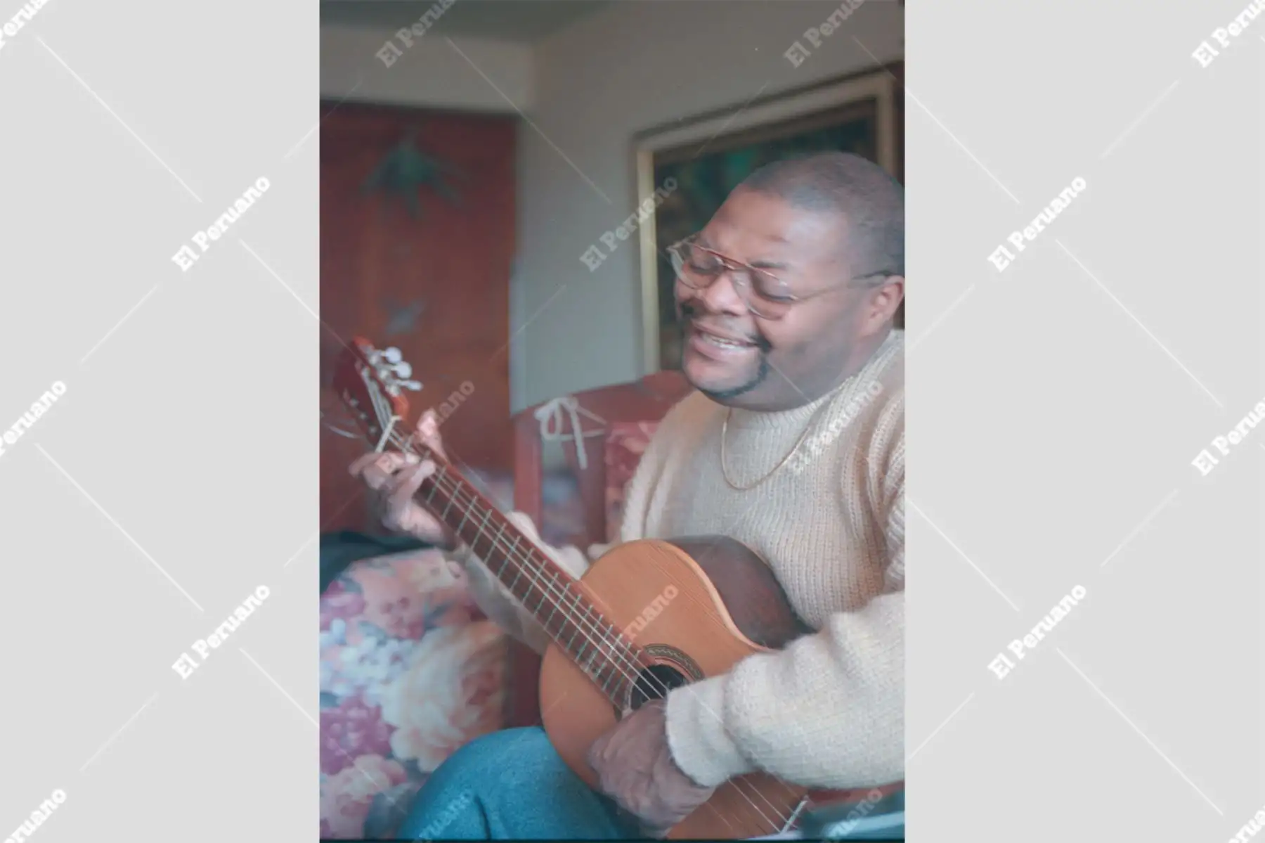 Lima - 15 agosto 2000 / Entrevista al cantante de musica criolla, Pepe Vasquez. Foto: Archivo Histórico de El Peruano / Susana Aysanoa