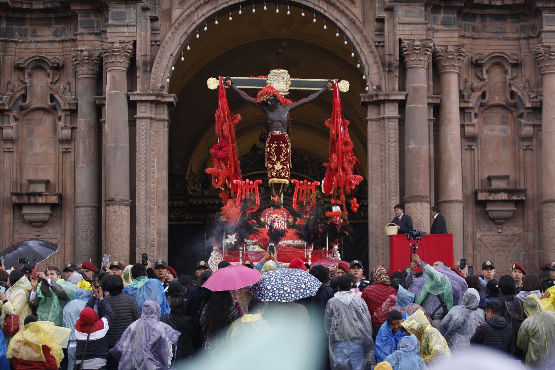El Taytacha partió desde el atrio de la Basílica Catedral del Cusco para dar su primera bendición a adultos mayores, personas que padecen de alguna enfermedad, niños, gestantes y madres con bebés.