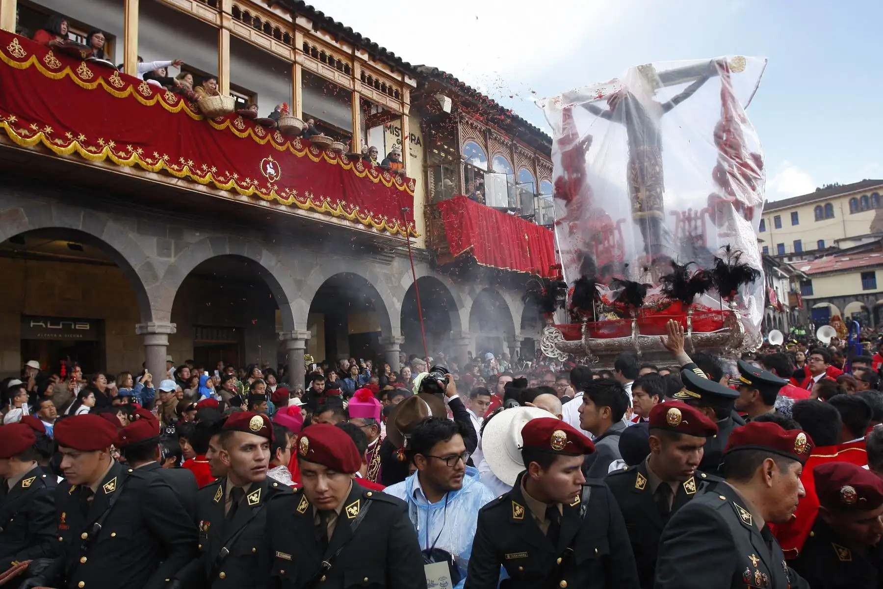 La sagrada imagen del milagroso Señor de los Temblores, Patrón Jurado de la Ciudad del Cusco, salió en procesión por el centro histórico de la ciudad, como parte de la Semana Santa Cusqueña. Foto: Percy Hurtado