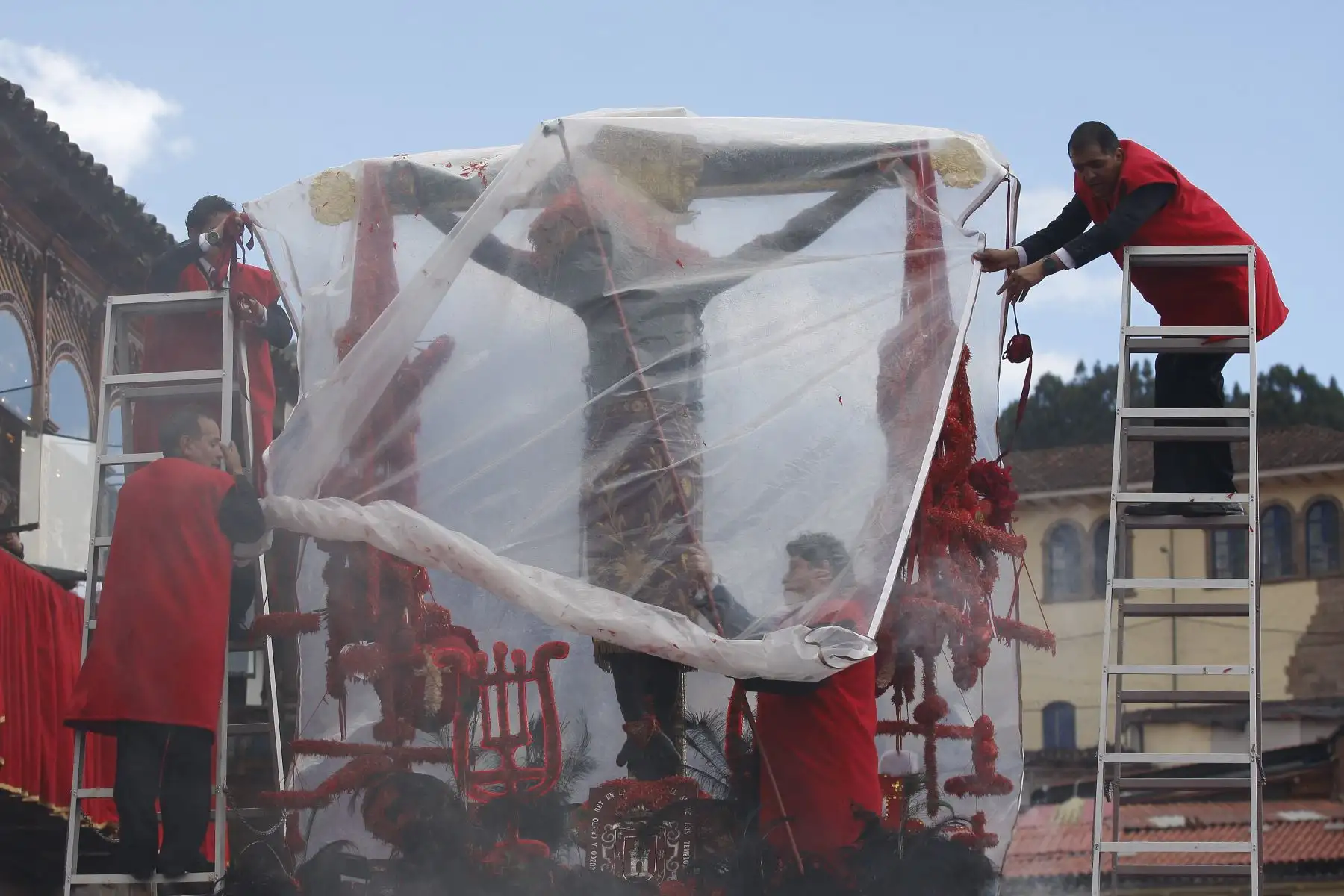 La sagrada imagen del milagroso Señor de los Temblores, Patrón Jurado de la Ciudad del Cusco, salió en procesión por el centro histórico de la ciudad, como parte de la Semana Santa Cusqueña. Foto: Percy Hurtado