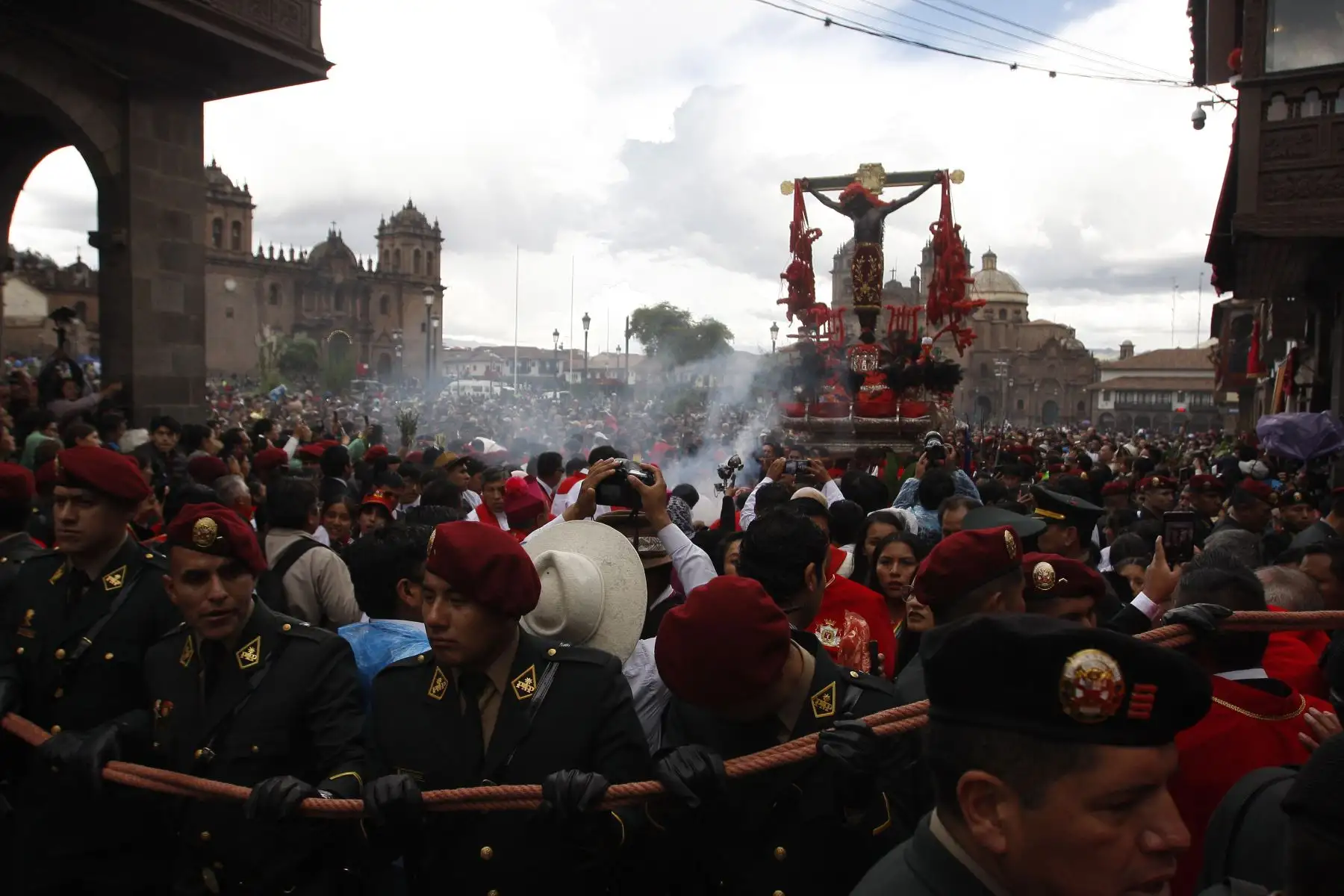 La sagrada imagen del milagroso Señor de los Temblores, Patrón Jurado de la Ciudad del Cusco, salió en procesión por el centro histórico de la ciudad, como parte de la Semana Santa Cusqueña. Foto: Percy Hurtado