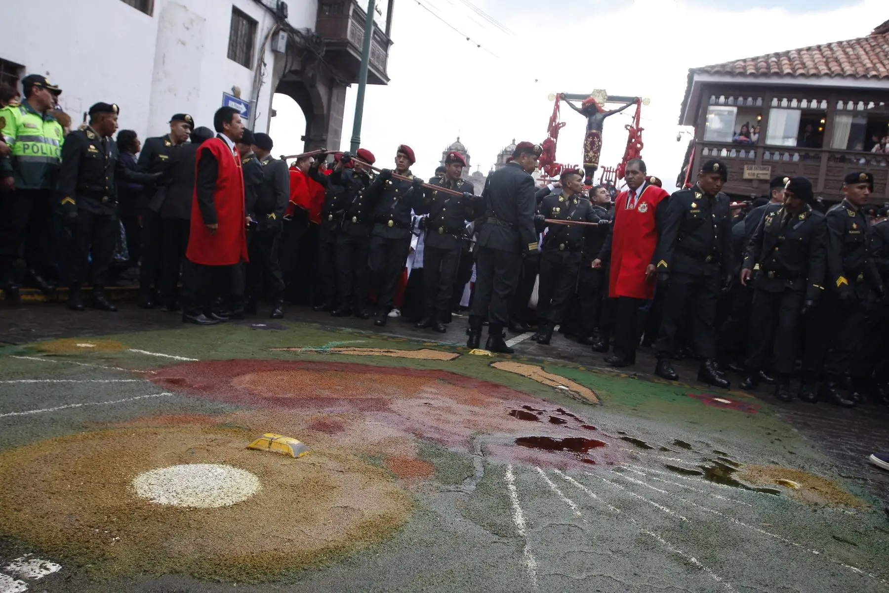 La sagrada imagen del milagroso Señor de los Temblores, Patrón Jurado de la Ciudad del Cusco, salió en procesión por el centro histórico de la ciudad, como parte de la Semana Santa Cusqueña. Foto: Percy Hurtado