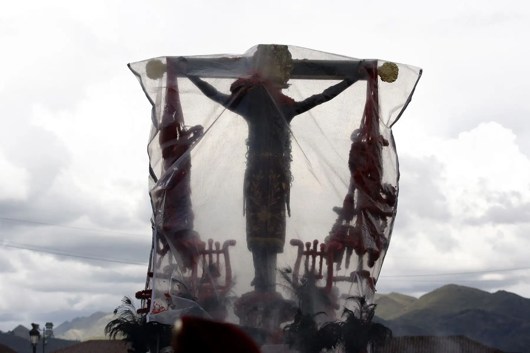 La sagrada imagen del milagroso Señor de los Temblores, Patrón Jurado de la Ciudad del Cusco, salió en procesión por el centro histórico de la ciudad, como parte de la Semana Santa Cusqueña. Foto: Percy Hurtado