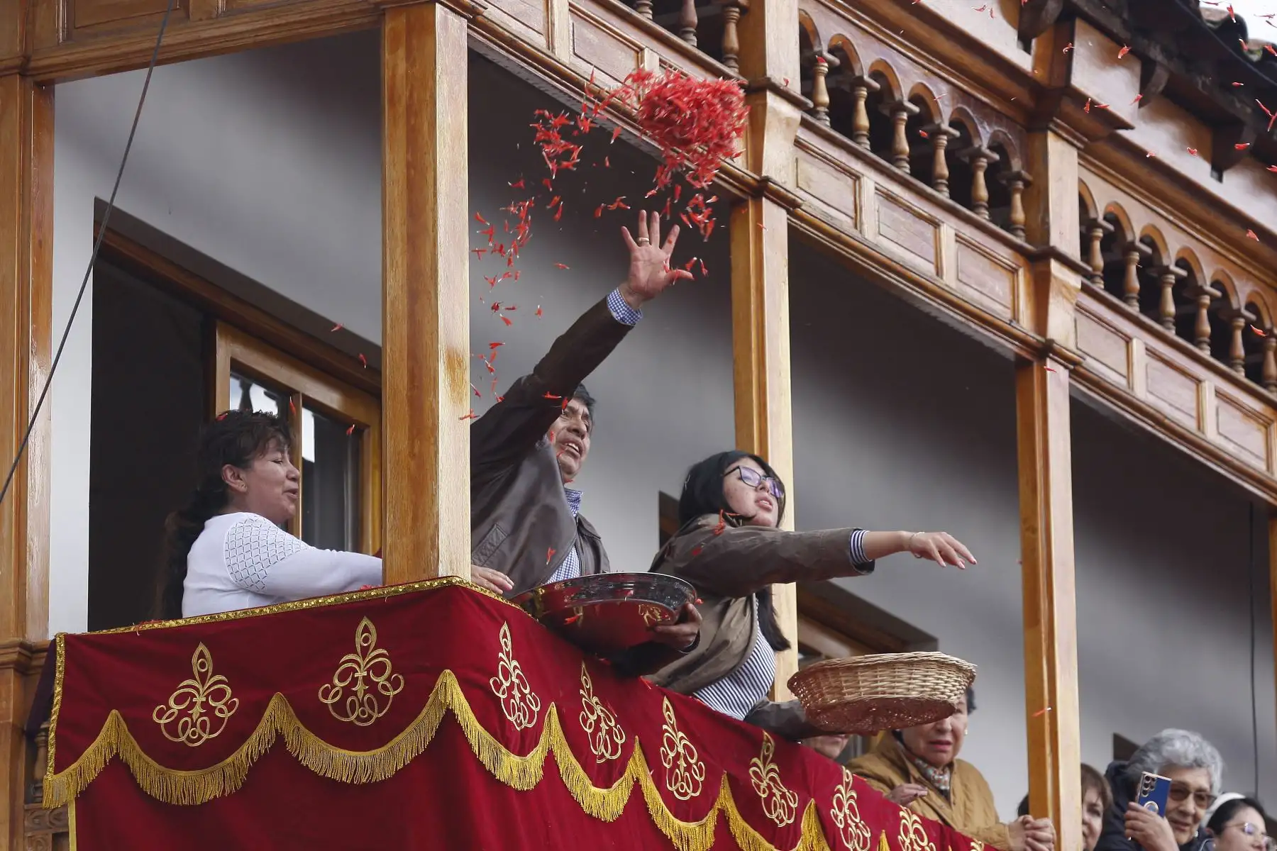 La sagrada imagen del milagroso Señor de los Temblores, Patrón Jurado de la Ciudad del Cusco, salió en procesión por el centro histórico de la ciudad, como parte de la Semana Santa Cusqueña. Foto: Percy Hurtado