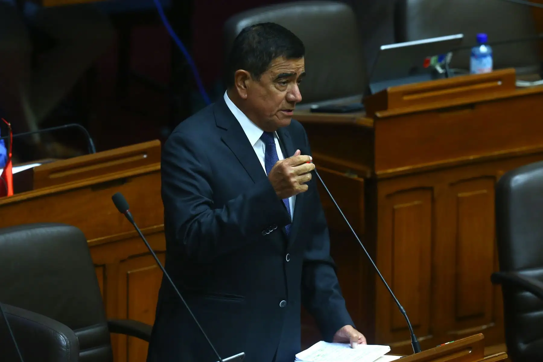 El congresista de Avanza País, José Williams, expone en el pleno del Congreso, durante la sesión que aborda la interpelación a los ministros de Transportes y Comunicaciones, Raúl Pérez-Reyes Espejo, y de Energía y Minas, Rómulo Mucho. Foto: ANDINA/Eddy Ramos