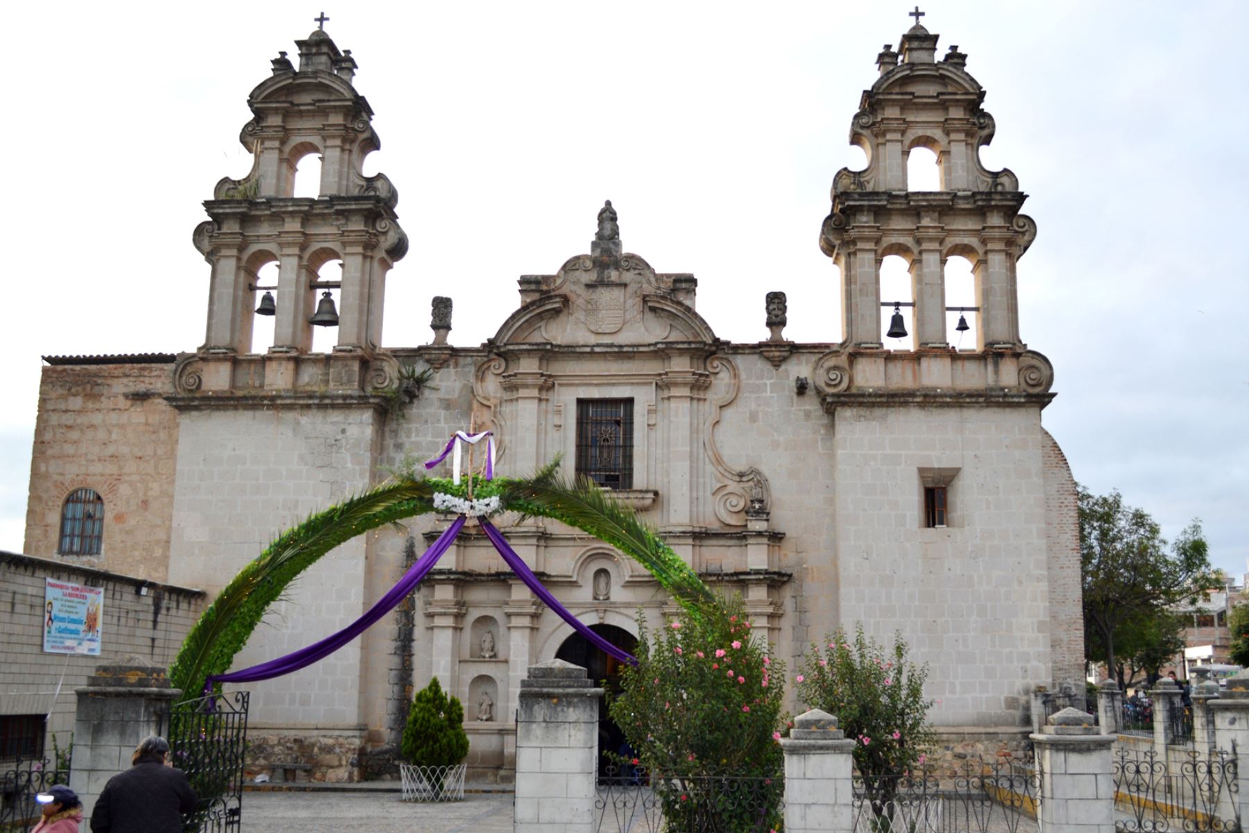 En los accesos a la plaza de Armas de Cajamarca y en algunas iglesias, la municipalidad provincial instaló arcos gigantes cubiertos de hojas y flores, y una estructura metálica en el centro de la plaza con la imagen de Cristo Redentor. Foto: ANDINA/Cortesía Eduard Lozano