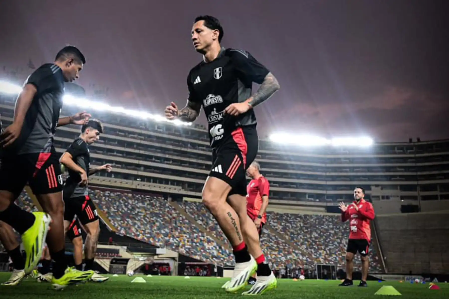 Jugadores de la Selección Peruana de Fútbol, dirigidos por el técnico Jorge Fossati, entrenan desde el campo del Estadio Monumental de Ate, a un día previo al partido amistoso entre las selecciones de Perú y República Dominicana. Foto: FPF