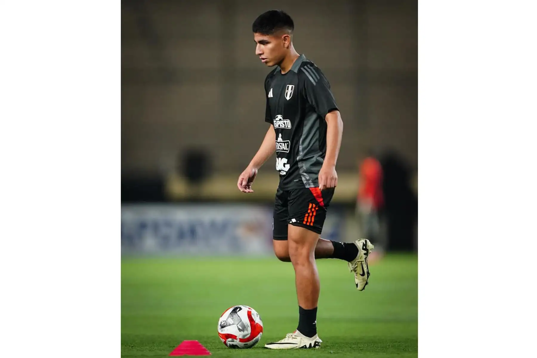 Jugadores de la Selección Peruana de Fútbol, dirigidos por el técnico Jorge Fossati, entrenan desde el campo del Estadio Monumental de Ate, a un día previo al partido amistoso entre las selecciones de Perú y República Dominicana. Foto: FPF