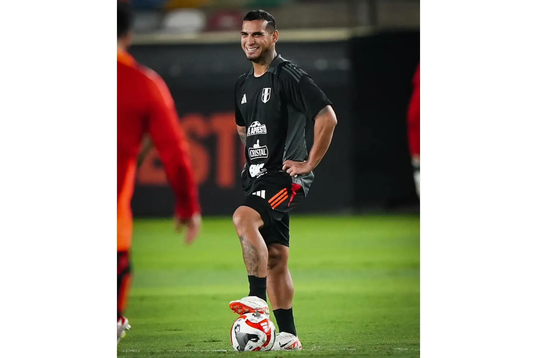 Jugadores de la Selección Peruana de Fútbol, dirigidos por el técnico Jorge Fossati, entrenan desde el campo del Estadio Monumental de Ate, a un día previo al partido amistoso entre las selecciones de Perú y República Dominicana. Foto: FPF