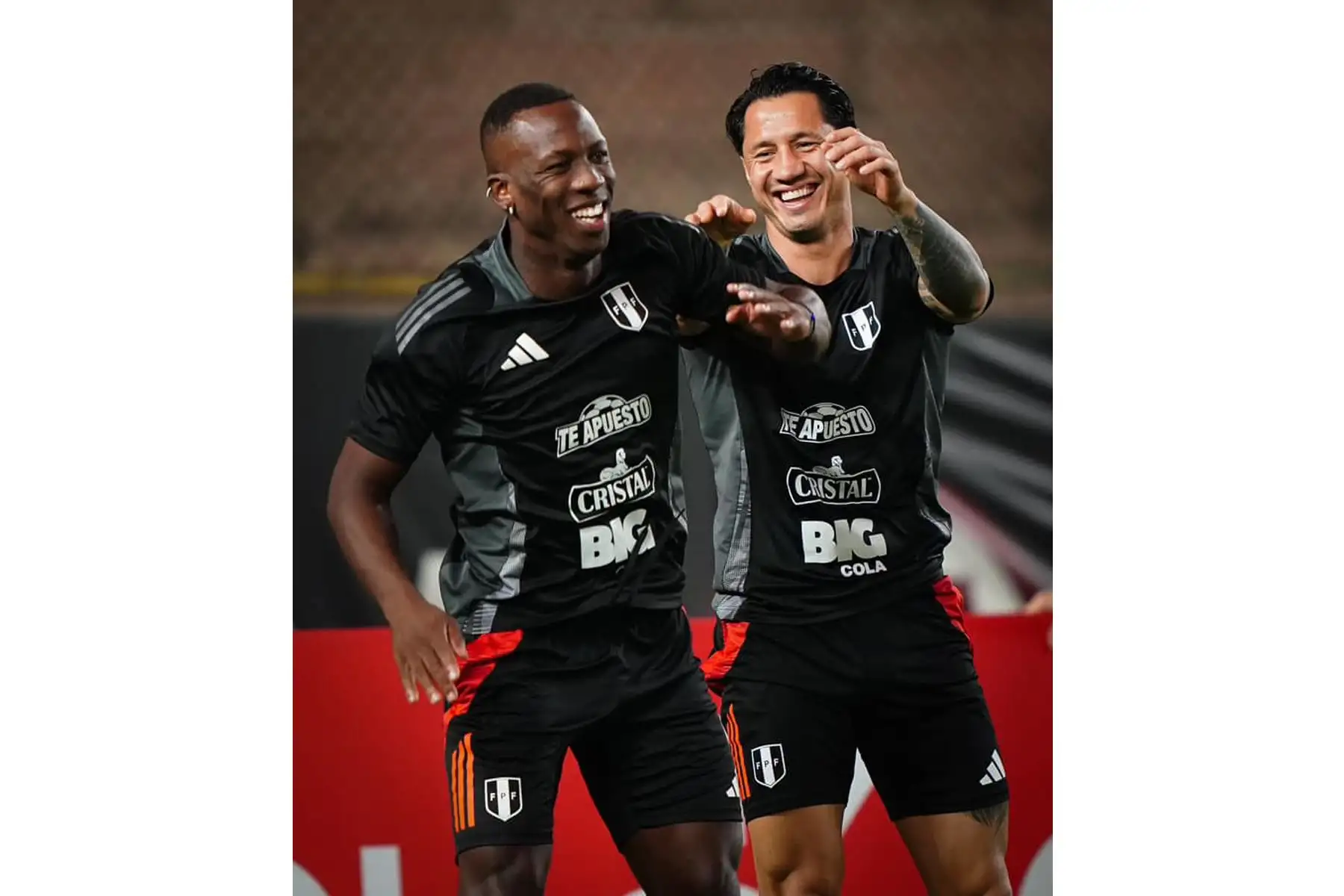 Jugadores de la Selección Peruana de Fútbol, dirigidos por el técnico Jorge Fossati, entrenan desde el campo del Estadio Monumental de Ate, a un día previo al partido amistoso entre las selecciones de Perú y República Dominicana. Foto: FPF